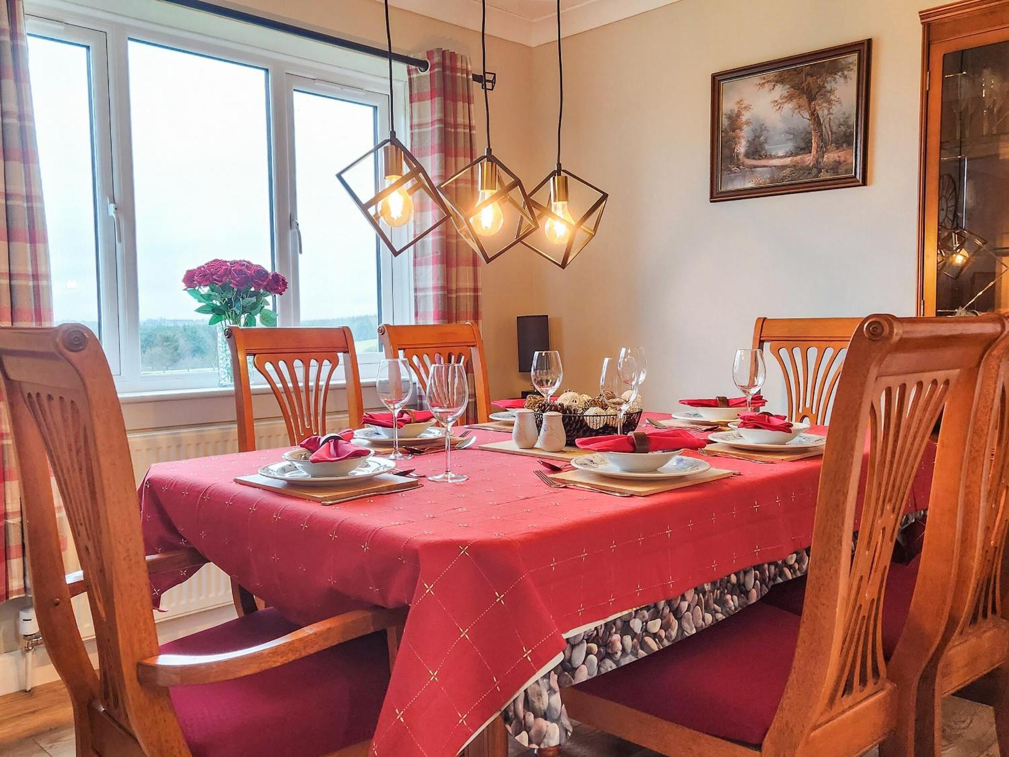 Seven Seasons Villa Caldercruix Екстериор снимка